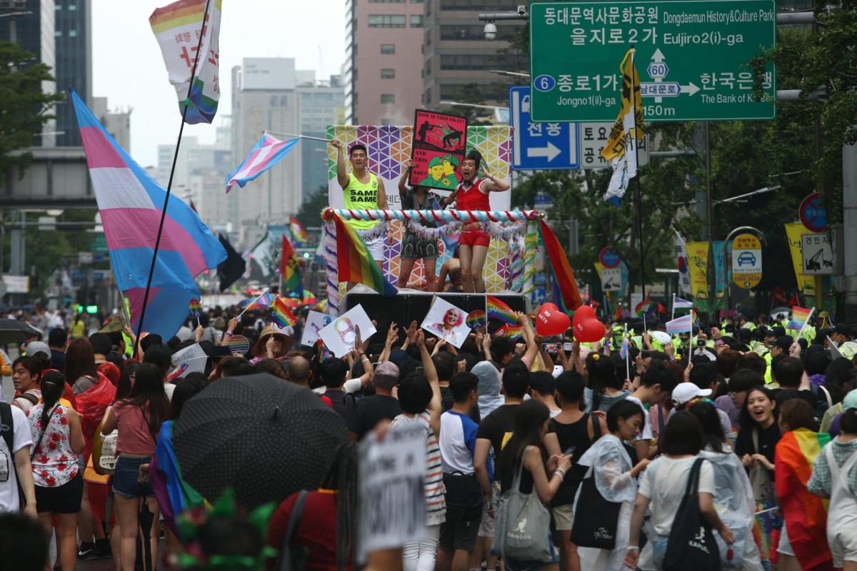 Corea del Sud, vietata la parata del Gay Pride, ma i cittadini la fanno lo stesso: attese oltre 150mila persone alla Seoul’s Pride Parade