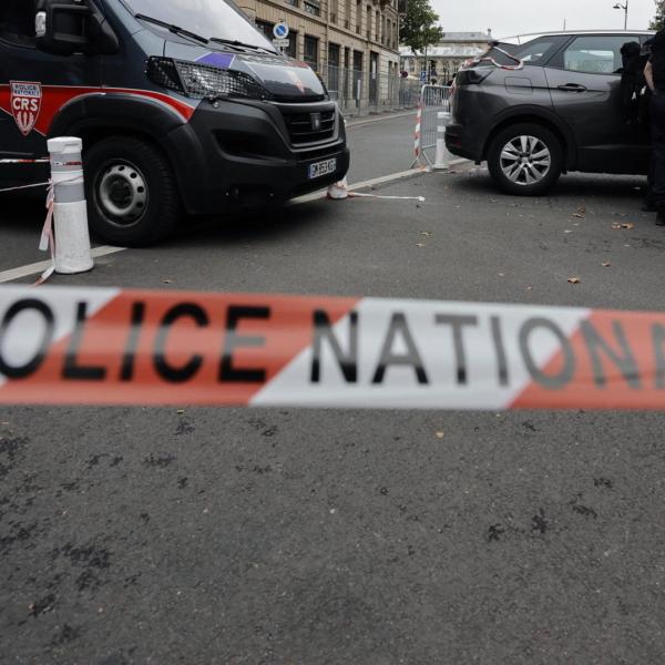 Francia, sparatoria e rissa a Poitiers per traffico di droga: cinque feriti e un 15enne in fin di vita