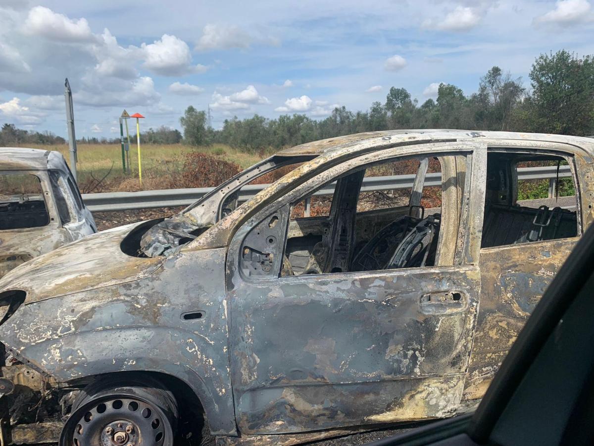 Assalto a portavalori in Puglia, spari e auto in fiamme sulla statale 613 tra Lecce e Brindisi: banditi in fuga | FOTO E VIDEO