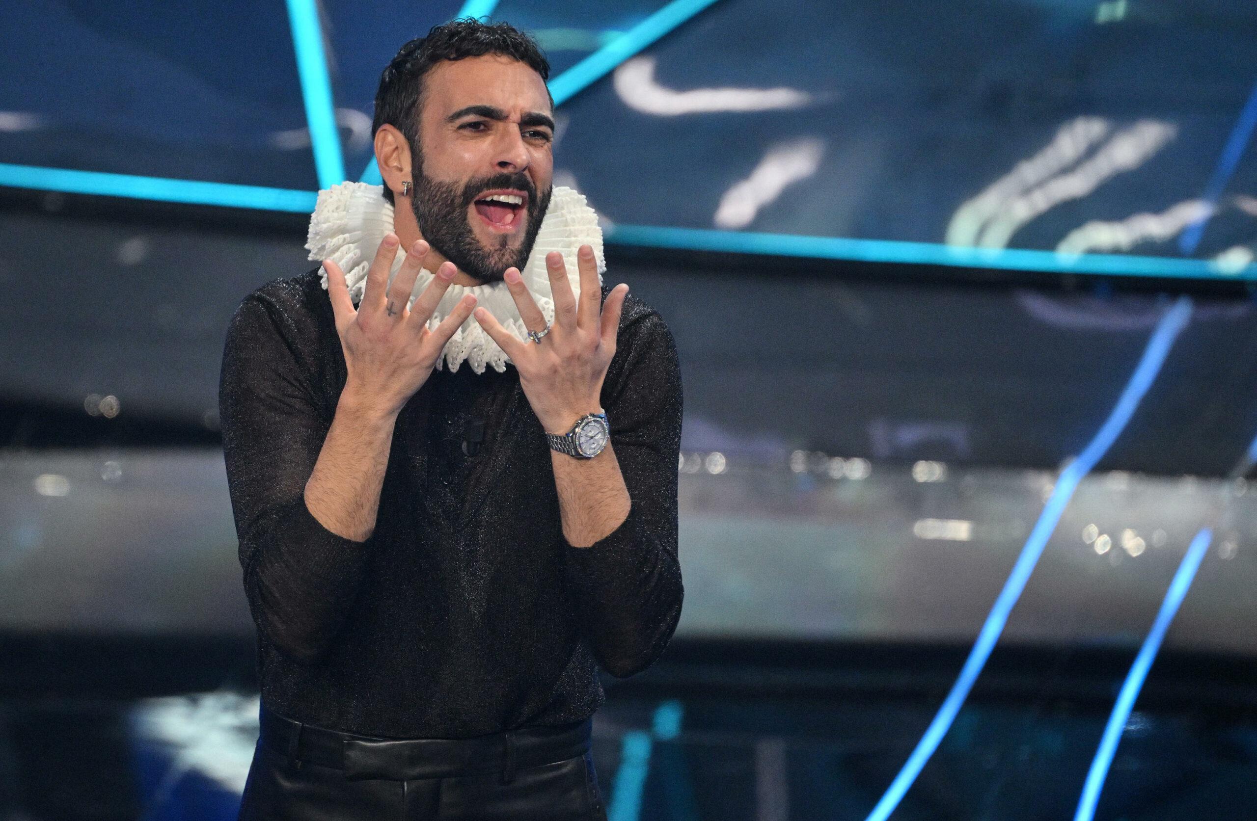 Marco Mengoni: nel monologo “finto” a Sanremo 2024 rende omaggio ad Anna Marchesini