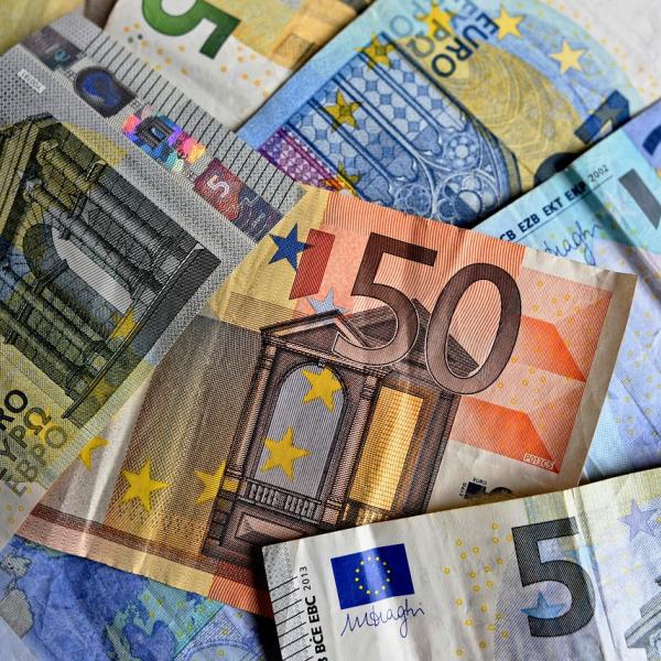 Come fare domanda per il 200 euro: chi può presentarla entro il 30 novembre