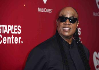 Stevie Wonder contro l’Intelligenza Artificiale insieme a Billie Eilish ed altri colleghi per salvare la musica