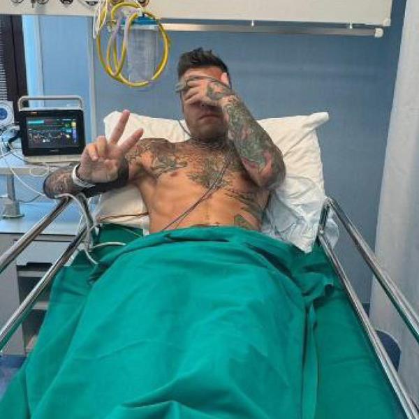 Fedez in ospedale per emorragia, lancia una frecciatina a Chiara Ferragni? La storia cancellata sui social