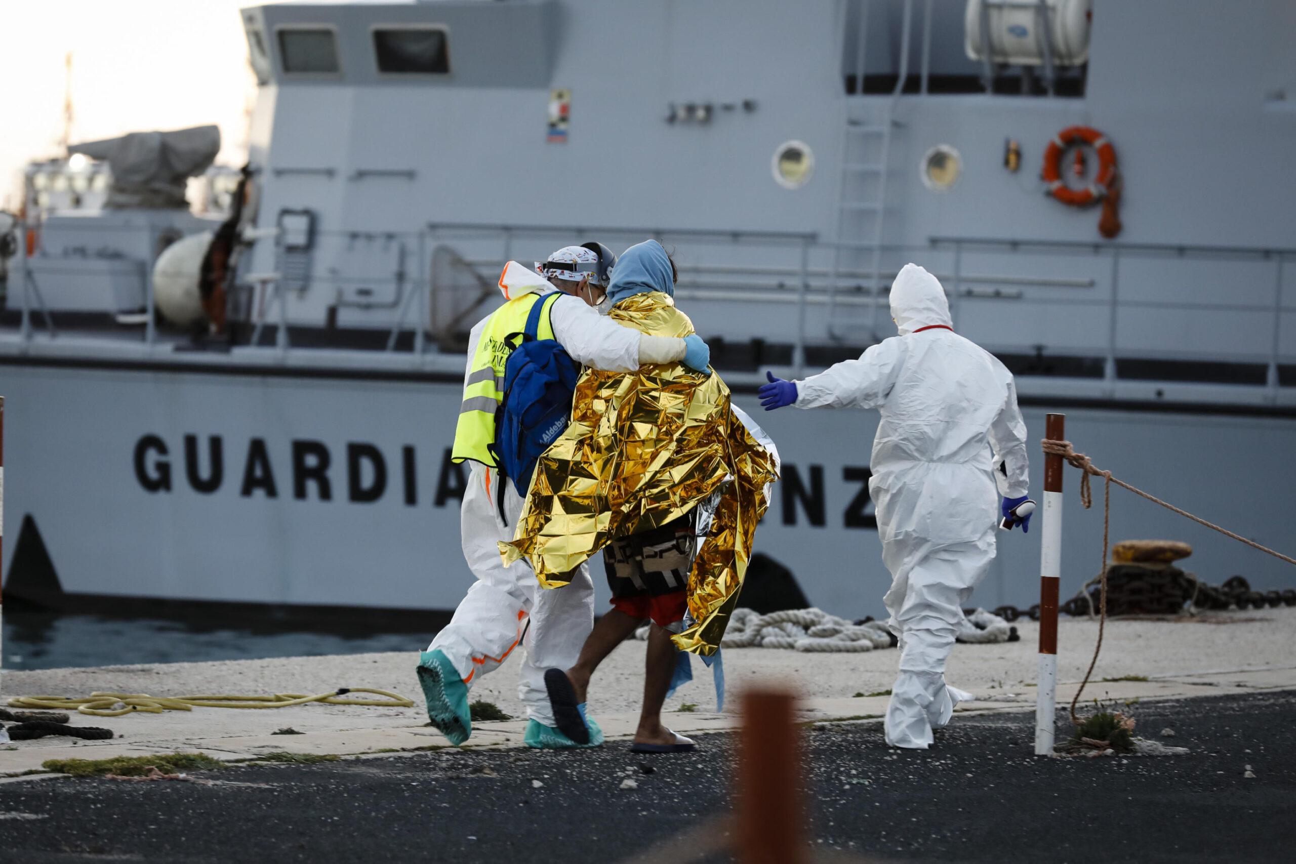 Nuovi sbarchi di migranti a Pozzallo, una donna incinta è in ospedale