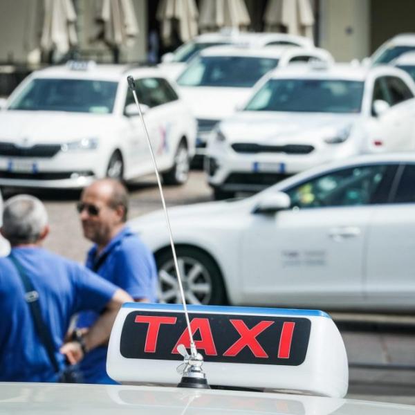 Ddl concorrenza 2022, lunedì si torna alla Camera ma senza le norme sui taxi