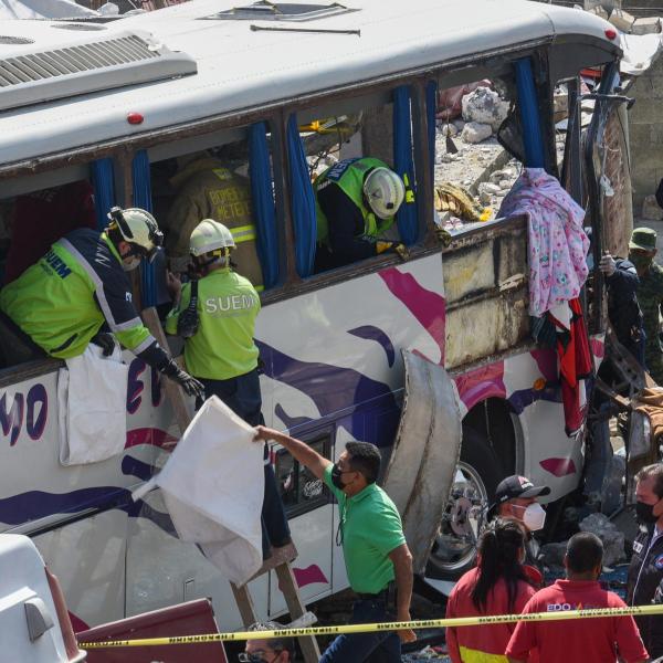 Messico, autobus turistico finisce fuori strada: 15 morti