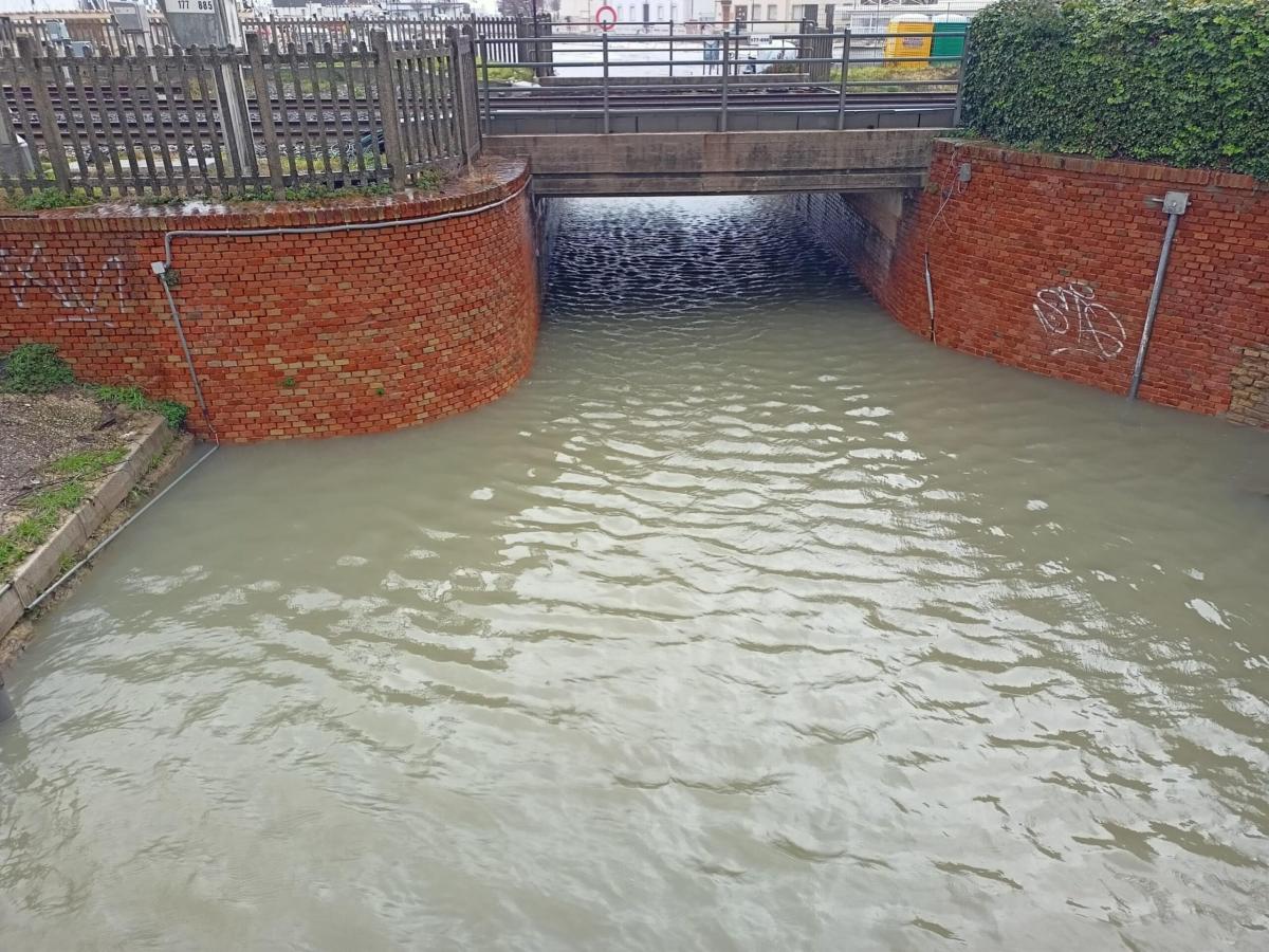 Alluvione Senigallia, oggi vie allagate e fango. Il sindaco: “Chius…