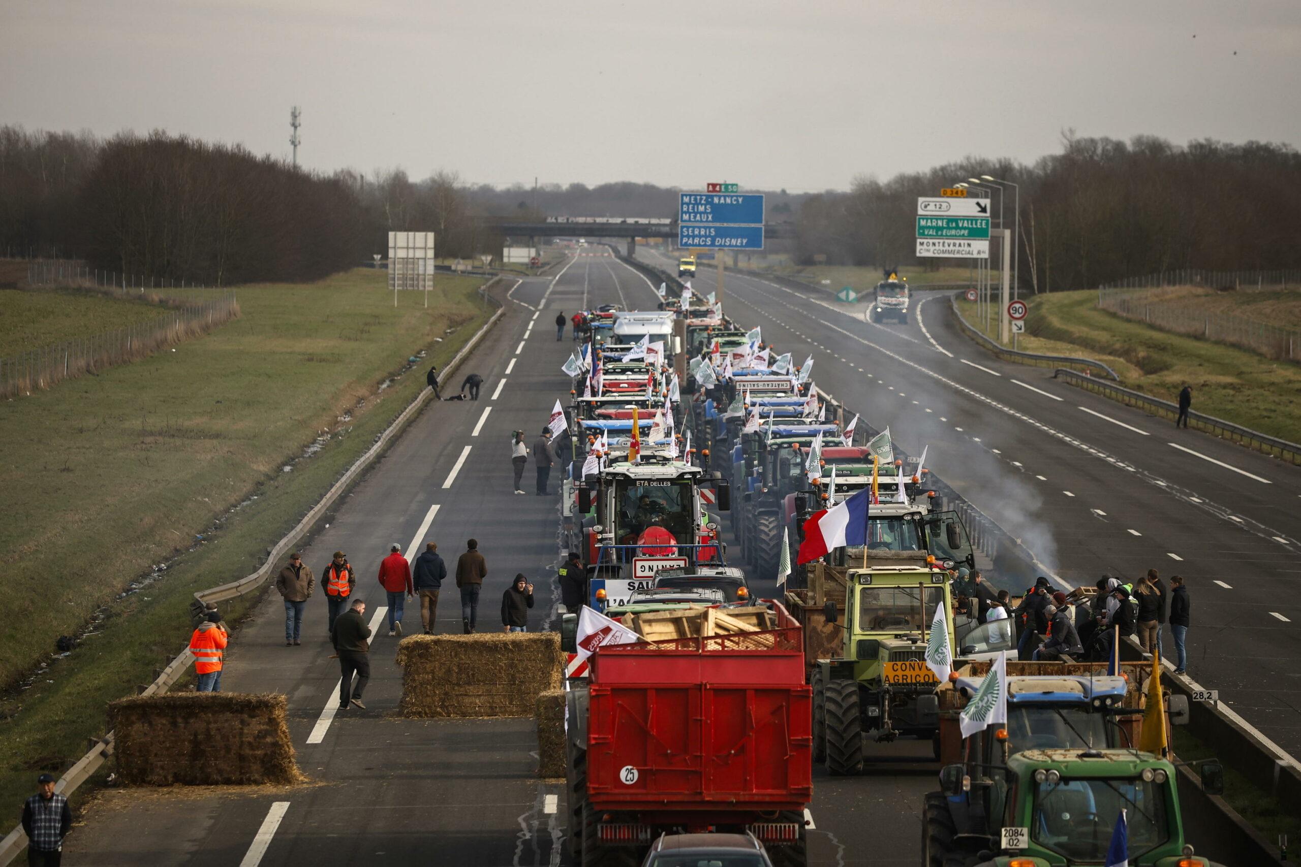 Francia, gli agricoltori bloccano le principali strade di accesso a Parigi per la seconda volta