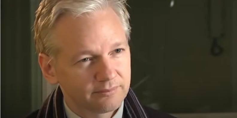 Chi è Julian Assange e perché gli verrà conferita la cittadinanza onoraria dal comune di Reggio Emilia