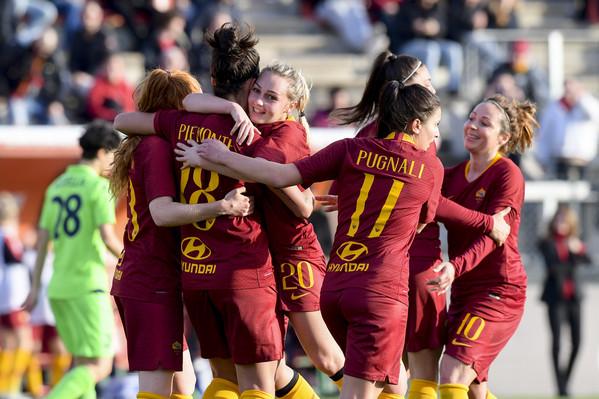 Calcio femminile, da luglio si passa al professionismo