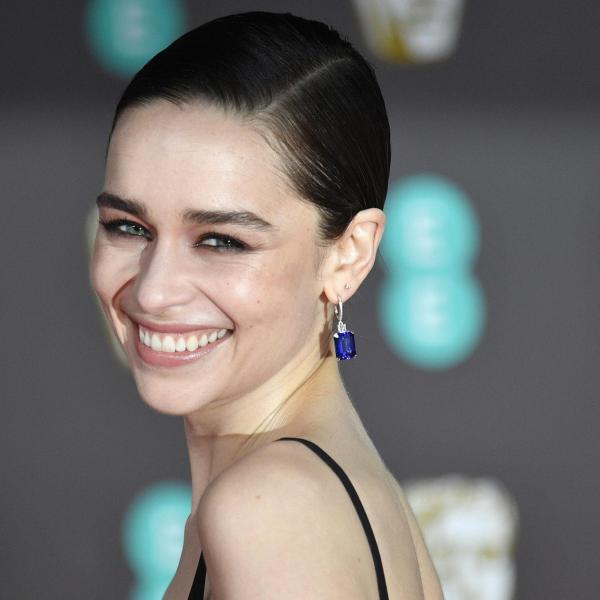 Emilia Clarke parla del doppio aneurisma cerebrale che l’ha colpita: “È incredibile che sia in grado di parlare”