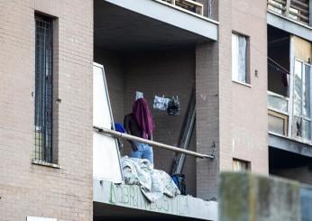 Roma, la rabbia dei cittadini per il palazzo occupato di via Costi a Tor Sapienza: “Degrado e furti, siamo esasperati” | VIDEO