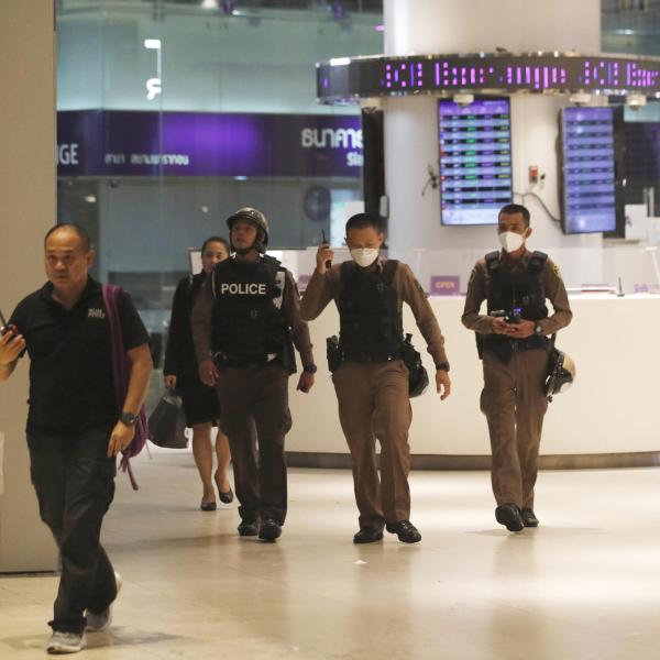 Thailandia, sparatoria nel centro commerciale Siam Paragon a Bangkok: un morto. Persone in fuga, arrestato un 14enne | VIDEO