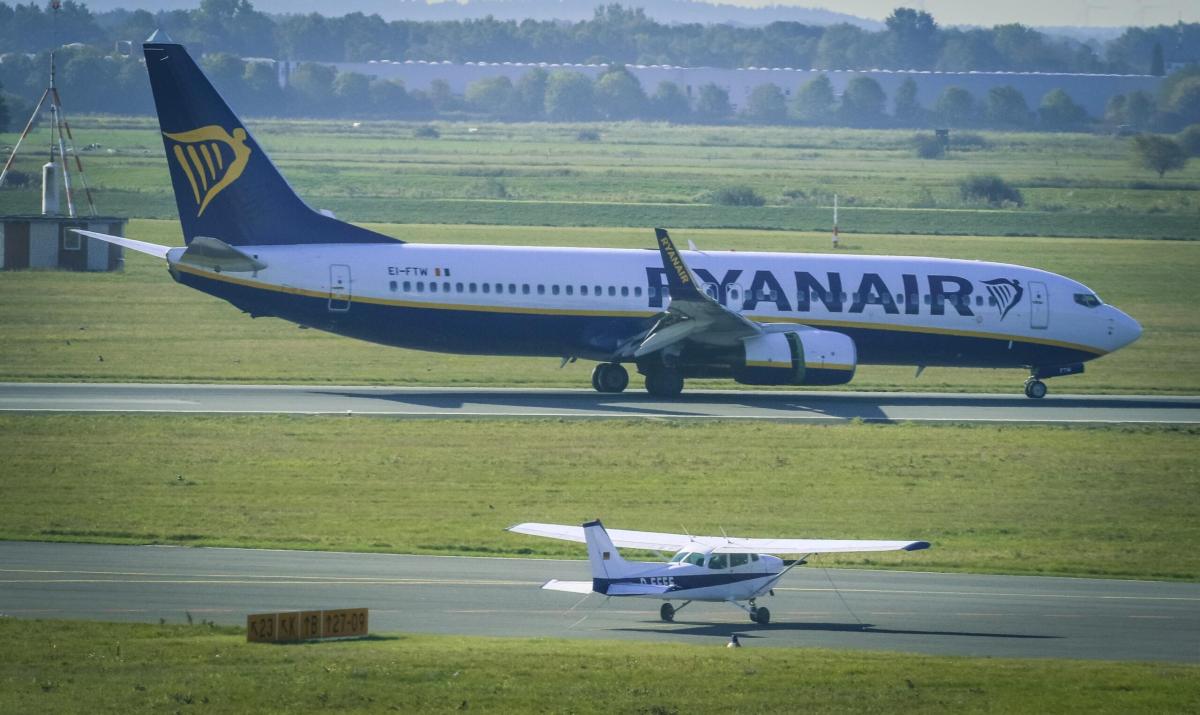 Volo Ryanair da Bergamo in overbooking, l’annuncio: “Chi scende avrà 250 euro e un viaggio gratis”. Un ragazzo accetta tra gli applausi | VIDEO