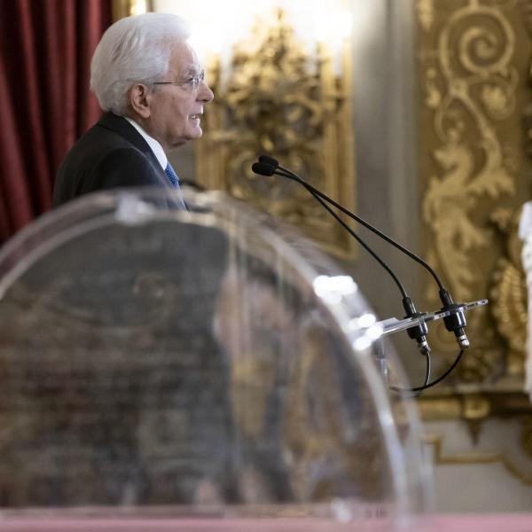 Cerimonia del Ventaglio 2024: cosa è, significato e quando si fa al Quirinale. Mattarella ironizza sul termine “sindaca” e lancia una frecciata a La Russa