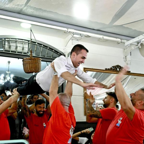 Di Maio come ‘Baby’, vola sulle note di Dirty dancing sollevato dai camerieri di una pizzeria di Napoli. Il video