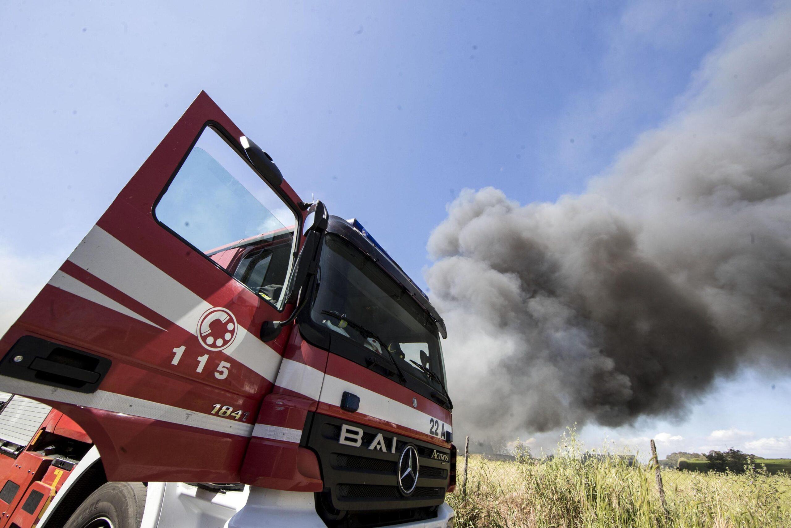 Incendio Pomezia, fumo nero e aria irrespirabile nella zona di via Calvi, vicino la Via del Mare