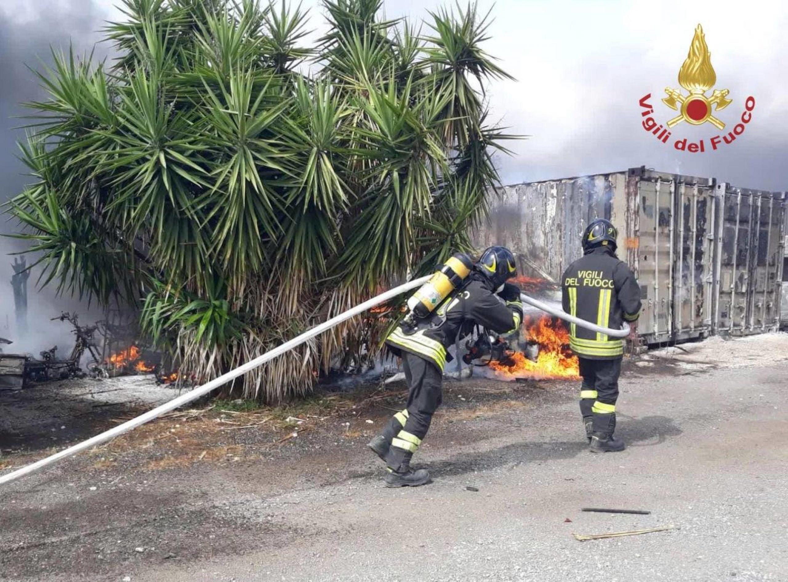 Roma, non si placa l’emergenza incendi nella capitale mentre si cercano le cause dei roghi