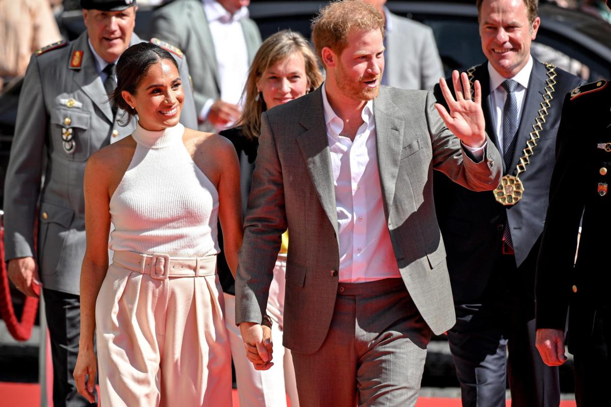 Re Carlo III tende la mano a Harry e Meghan: l’invito all’incoronaz…