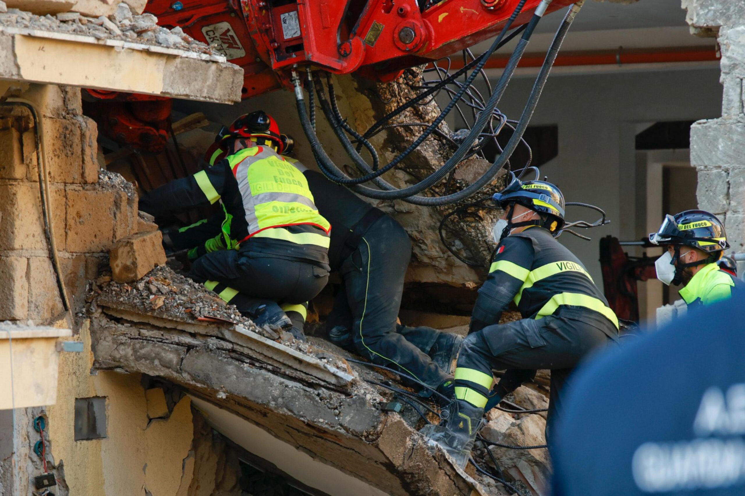 Milano, crolla una palazzina in ricostruzione a Via Sciesa