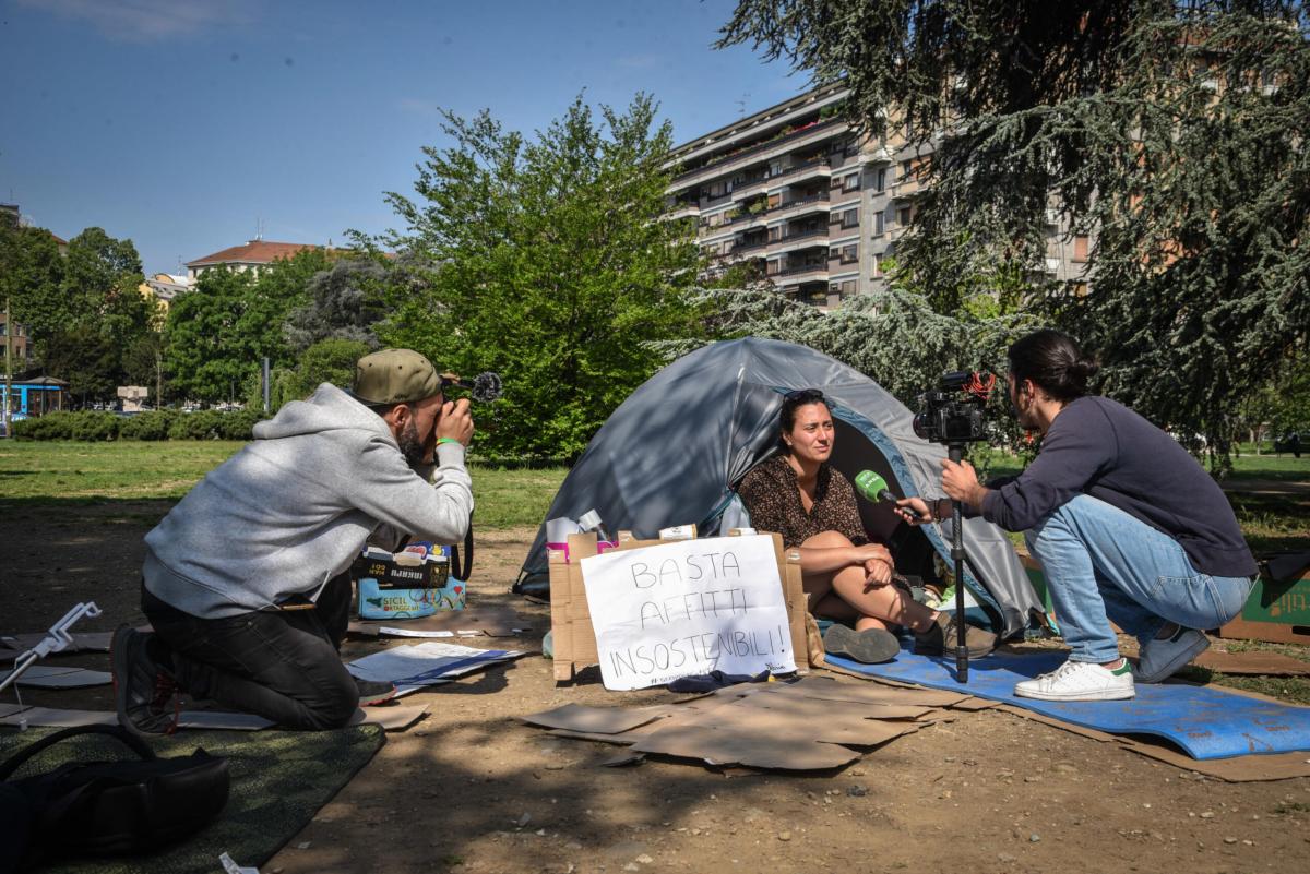 Milano, torna la protesta contro il caro affitti: studenti in tenda…