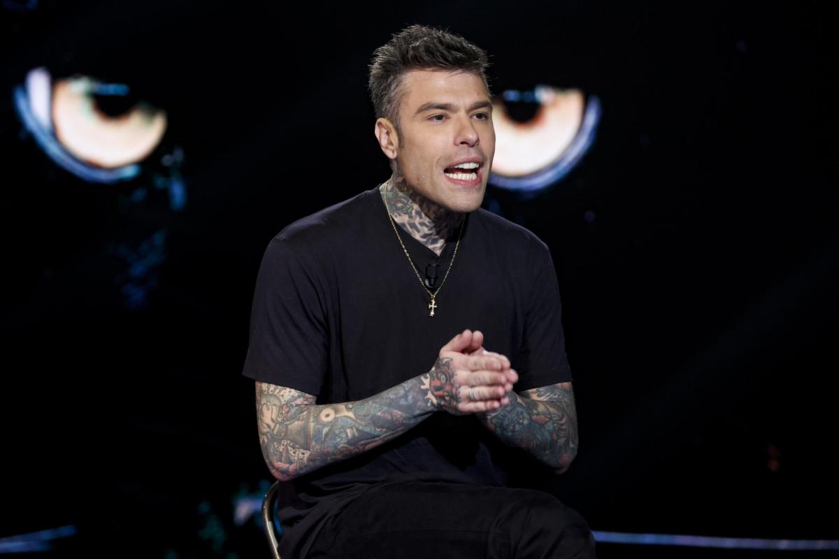 Fedez ricoverato in ospedale a Brindisi dopo un malore in aereo: come sta