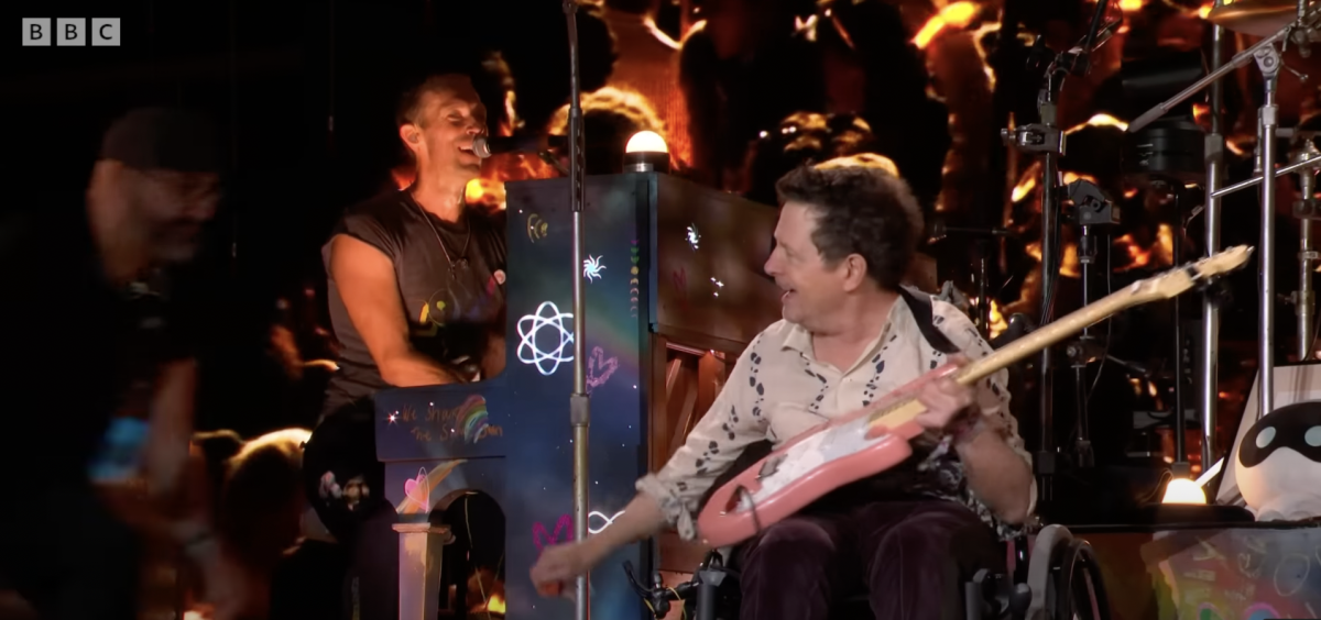 Concerto Coldplay Glastonbury 2024: sul palco a sorpresa Michael J. Fox suona la chitarra. Social impazziti | VIDEO