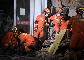 Crollo di un palazzo in Cina: 59 persone in pericolo di vita sotto le macerie