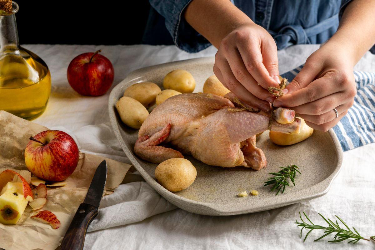 Quali sono i pericoli del pollo crudo? Si può anche morire? Ecco perché devi cuocere bene il pollo