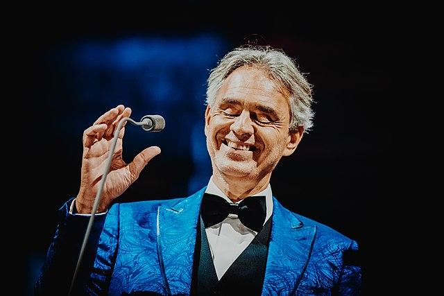 “I medici consigliarono a mia madre di abortire”, polemica per le dichiarazioni di Andrea Bocelli