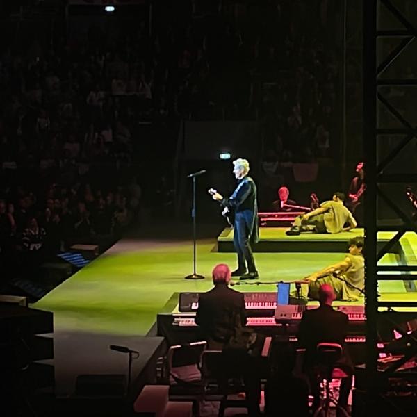 Claudio Baglioni saluta il Palasport a Roma: “È l’ultima volta nelle arene indoor”, il concerto un trionfo di oltre 3 ore | VIDEO