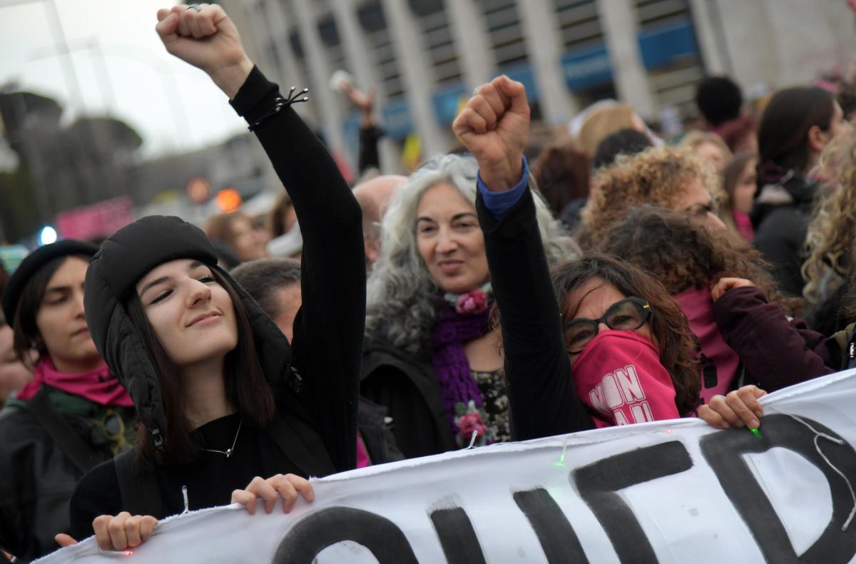 Milano, affissi i manifesti di Non Una di Meno sui muri della Stazi…