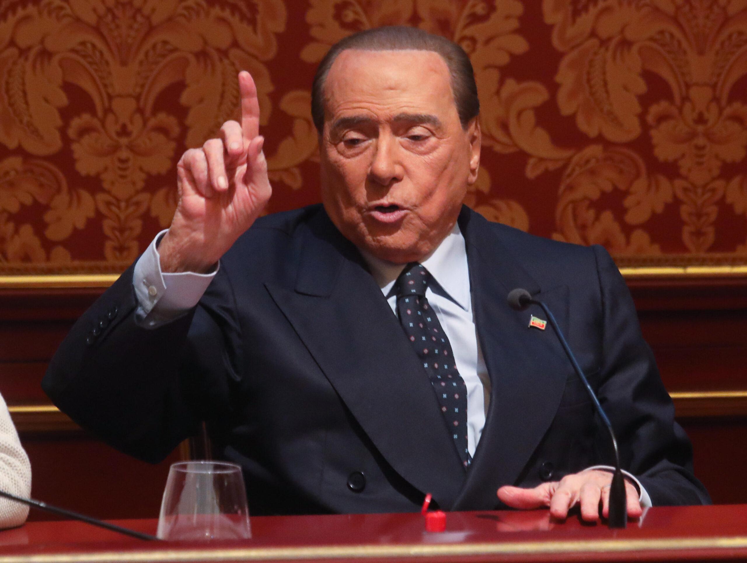 Berlusconi: “Zero tasse sui contratti di lavoro dei giovani e pensioni a mille euro per gli anziani”