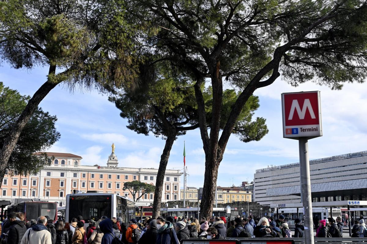 Treno Roma-Viterbo fermo in galleria per oltre un’ora: i passeggeri…