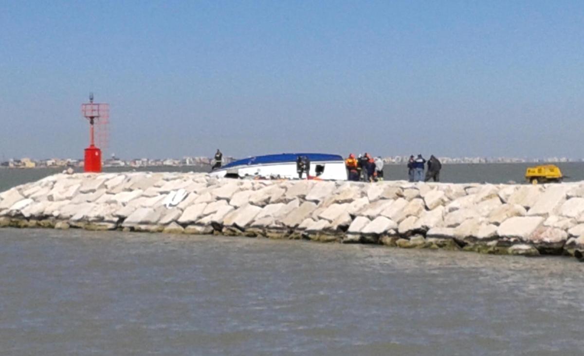 Rimini, si lancia con l’auto in mare e rifiuta i soccorsi: uomo muo…