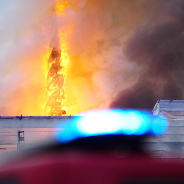 Danimarca, incendio alla Borsa di Copenhagen: colonna di fumo visibile da lontano, vigili del fuoco a lavoro | VIDEO E FOTO