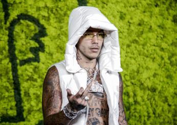 Sfera Ebbasta fa dietrofront e chiede scusa al fan che aveva respinto sul palco: il messaggio sui social 