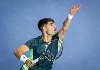 Tennis, Carlos Alcaraz dopo l’esordio a Pechino: “Voglio superare Novak Djokovic”