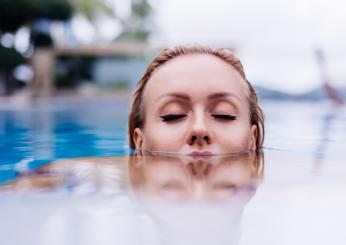 Come proteggere i capelli prima di andare in piscina: rimedi e metodi naturali