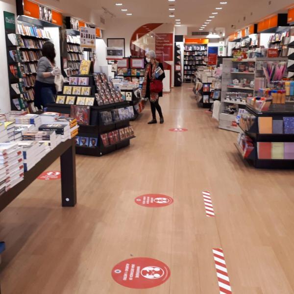 Feltrinelli, dipendenti in agitazione, Fisascat: “Neo assunti discriminati con il salario di ingresso”