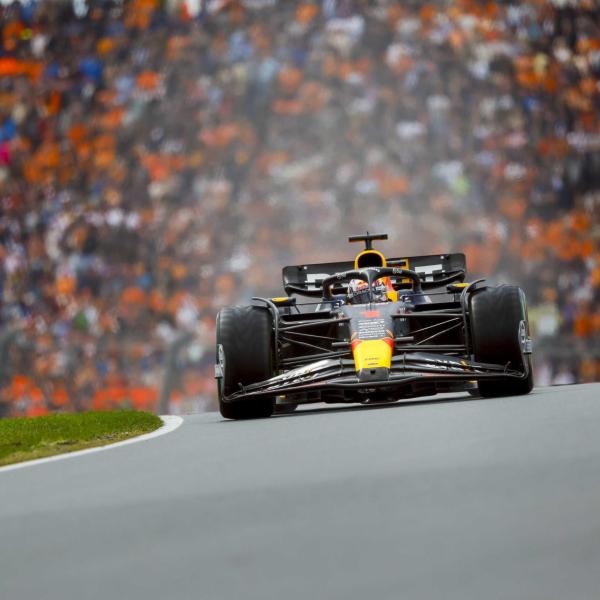 Formula 1, Max Verstappen centra la pole al GP d’Olanda. Sainz 6º, Leclerc a muro