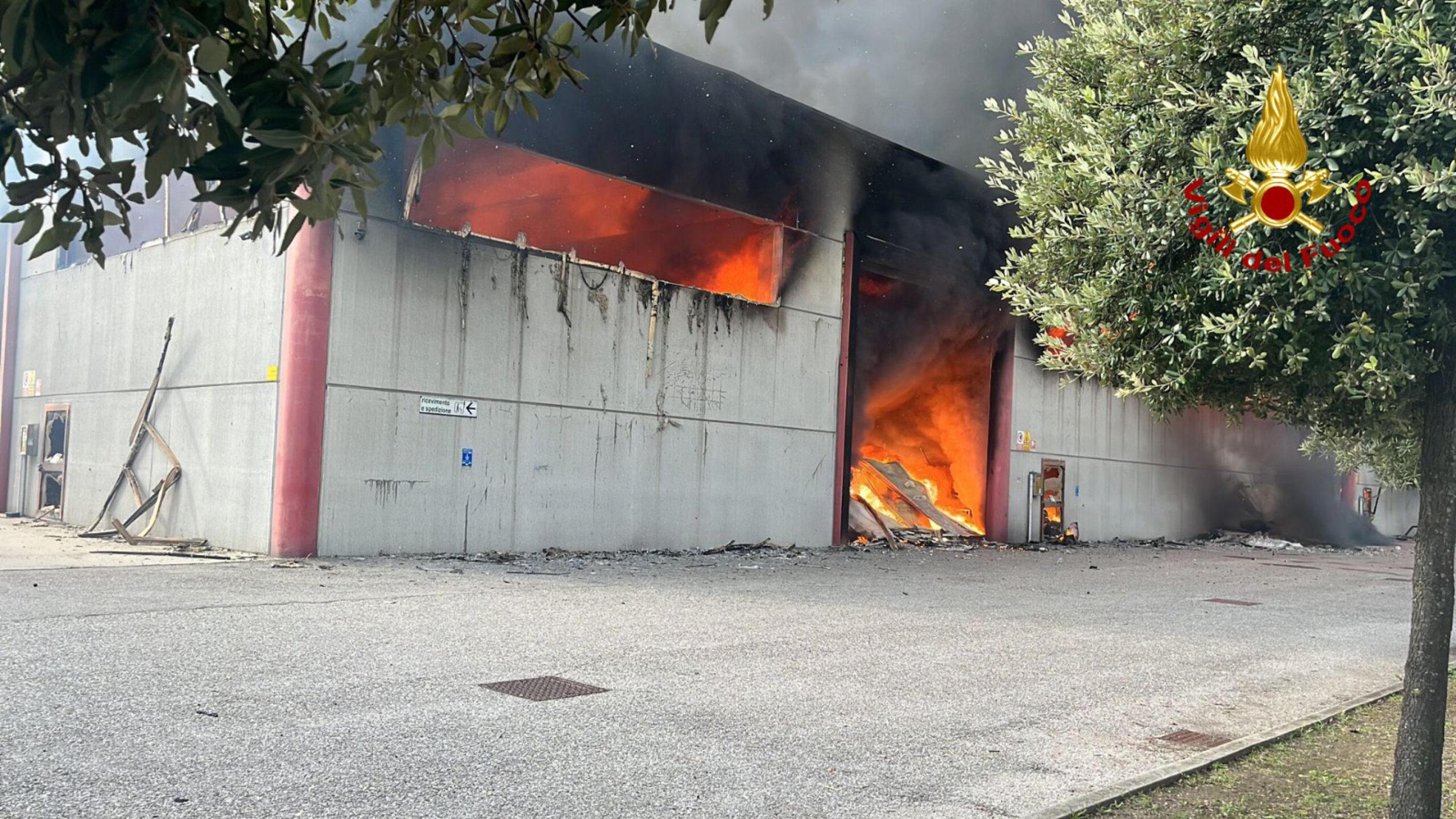 Incendio a Bregnano, scoppia una bombola di GPL e il capannone prende fuoco