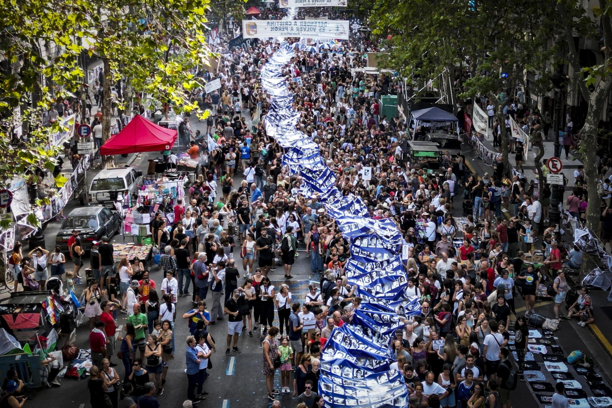 Argentina, marcia a difesa della democrazia nel giorno del golpe del 1976