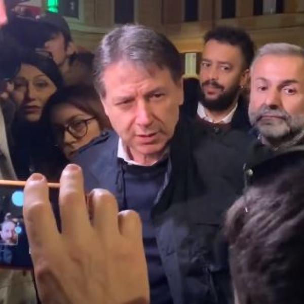 Conte contestato, studenti contro il leader M5S alla manifestazione di Roma: “Con che faccia viene qui?” | VIDEO