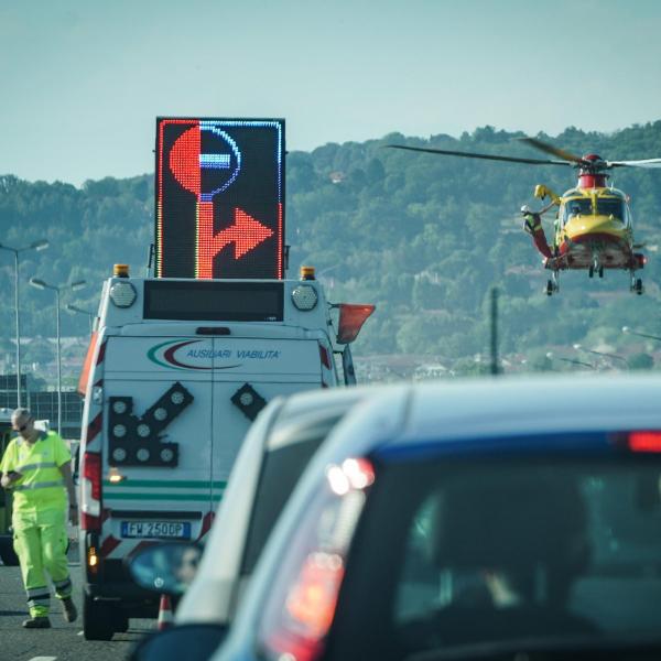 Albinea (RE), scontro tra due auto: una vittima e tre feriti gravi. A Napoli incidente tra due auto, una si ribalta. Traffico in tilt sulla Tangenziale