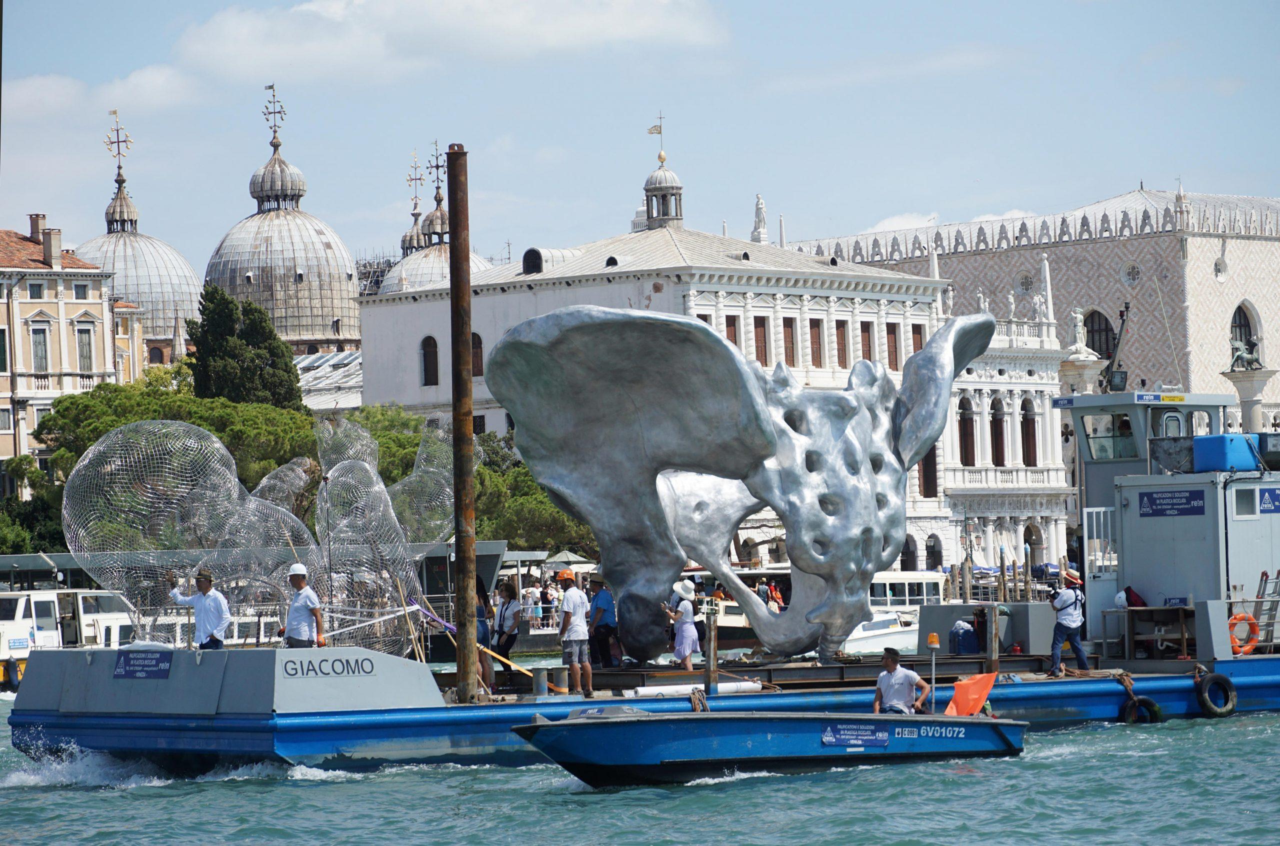 Svelata la nuova opera di Lorenzo Quinn a Venezia