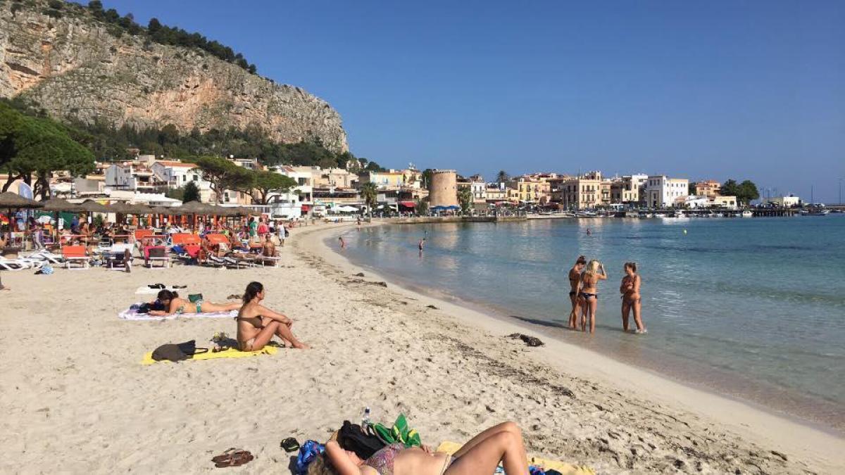 Palermo, 44enne evade i domiciliari, va al mare e posta video su Ti…