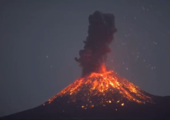 L’Indonesia arranca fra gli allagamenti e la spettacolare eruzione del Monte Ibu: colonna di cenere alta 6 chilometri | VIDEO