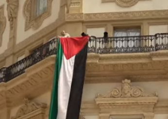 Boicottaggio Israele, Apuzzo (AVS) colpisce ancora: dopo la Camera, bandiera palestinese in Galleria a Milano. Intanto a Venezia, il manifesto pro-Gaza di OrlandO a Piazzale Roma