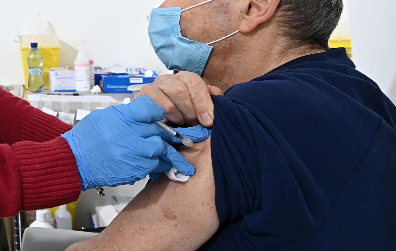 Covid, vaccinazione annuale per tutti a inizio inverno: l’ipotesi avanzata dall’Ema